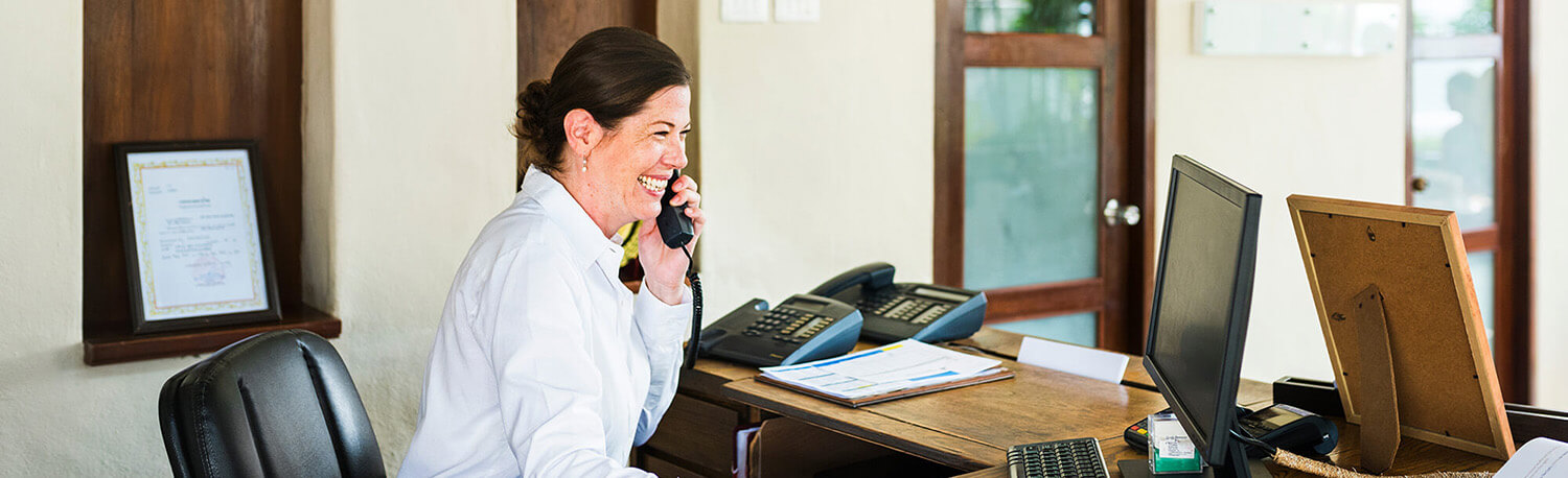 hospitality-front-desk-worker-2